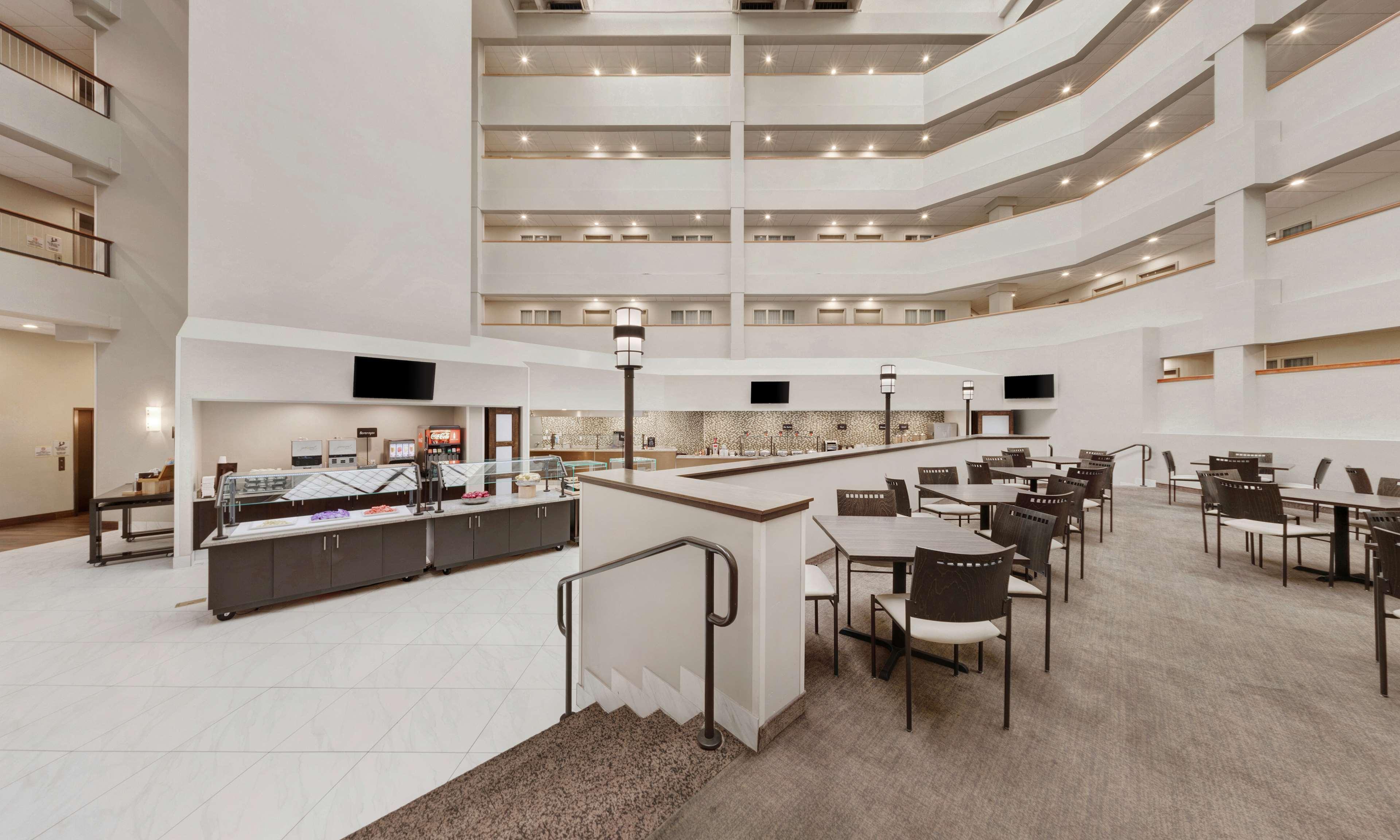 Embassy Suites By Hilton Milwaukee Brookfield Exterior foto