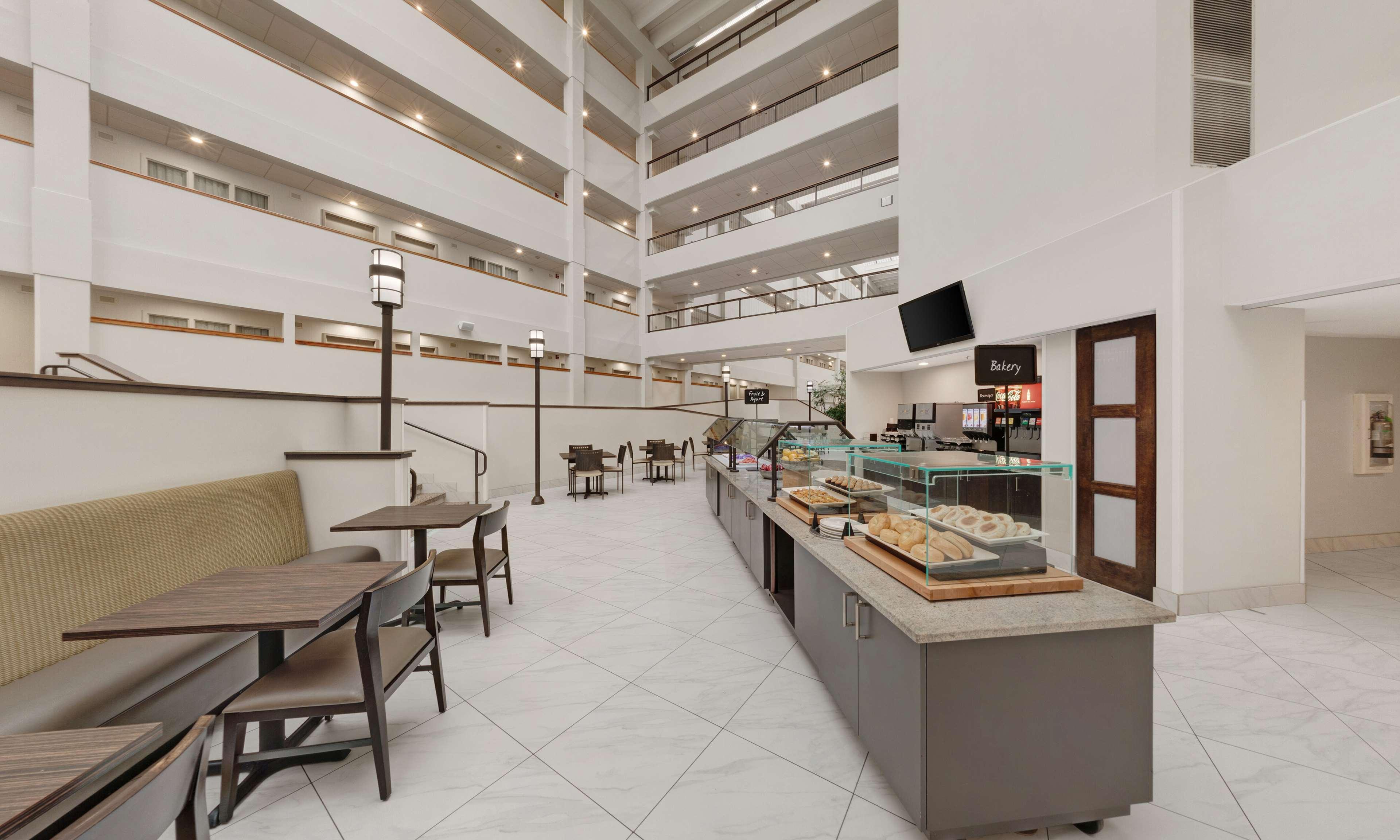 Embassy Suites By Hilton Milwaukee Brookfield Exterior foto