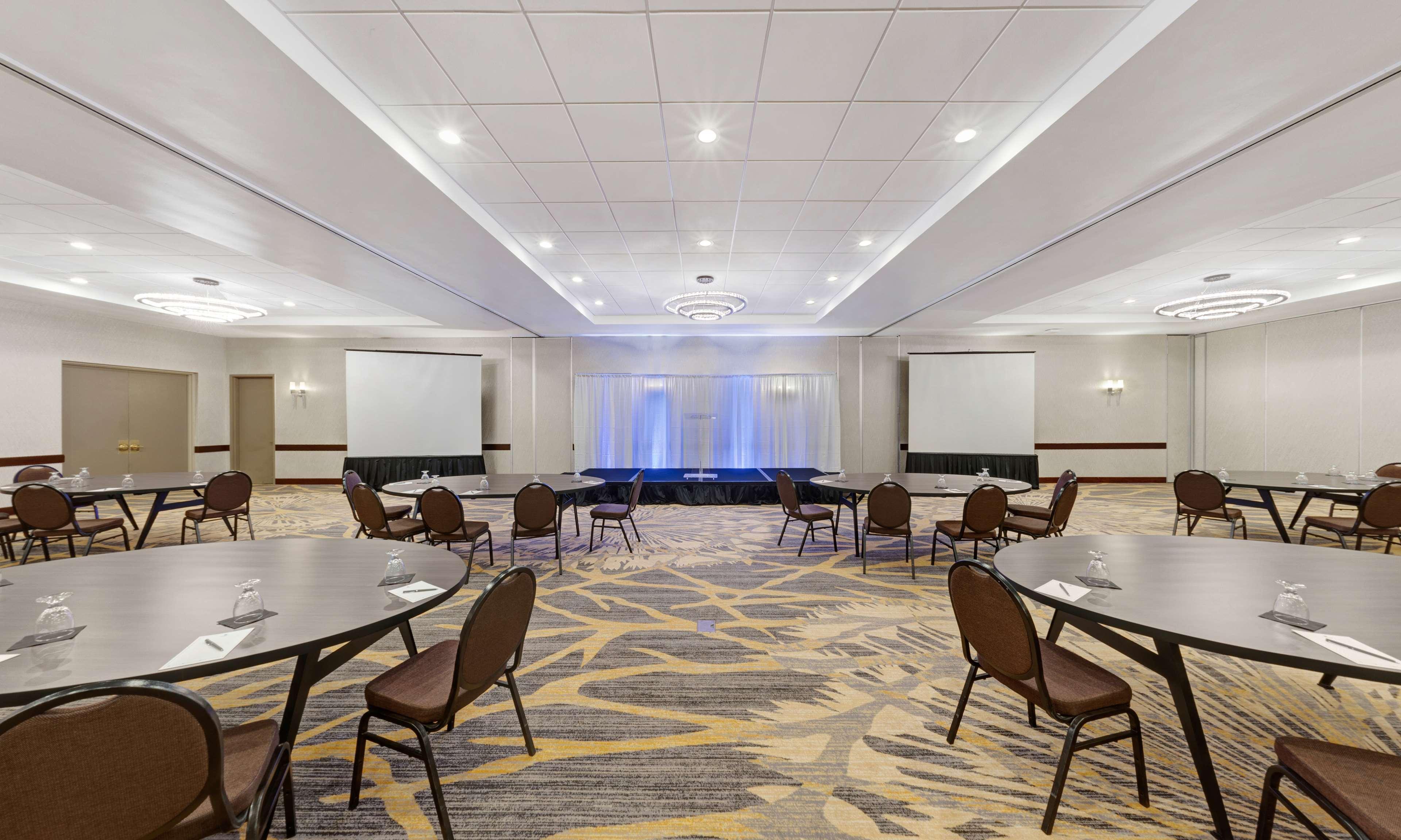 Embassy Suites By Hilton Milwaukee Brookfield Exterior foto