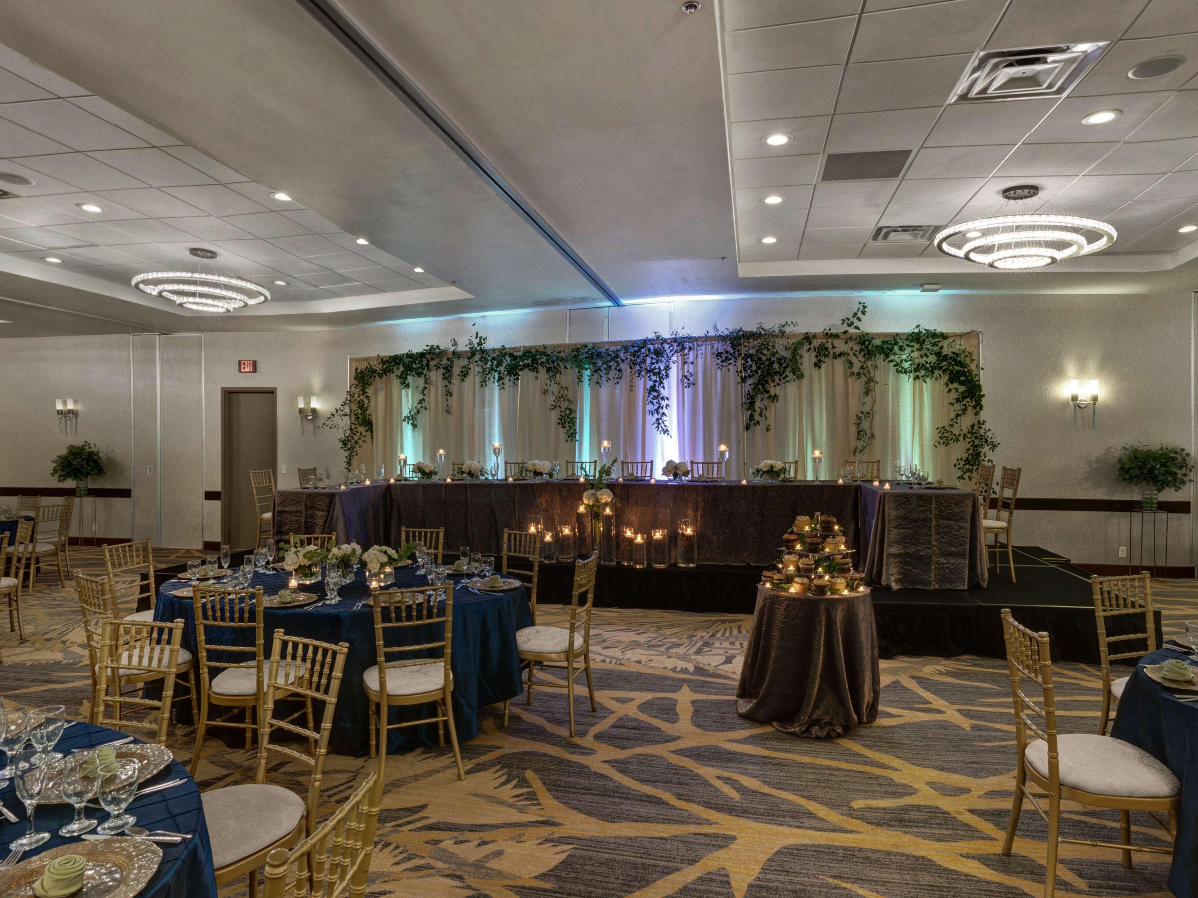 Embassy Suites By Hilton Milwaukee Brookfield Exterior foto