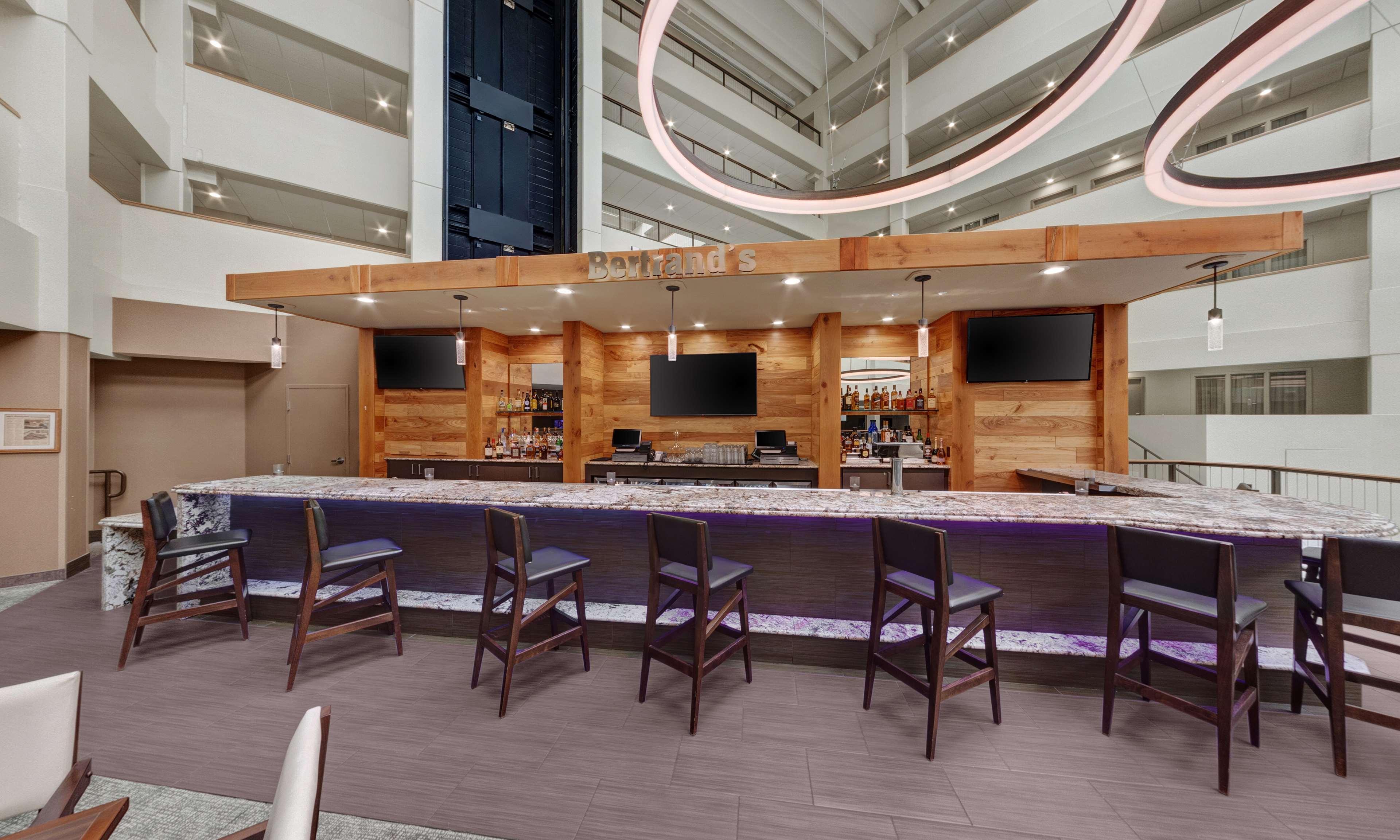 Embassy Suites By Hilton Milwaukee Brookfield Exterior foto