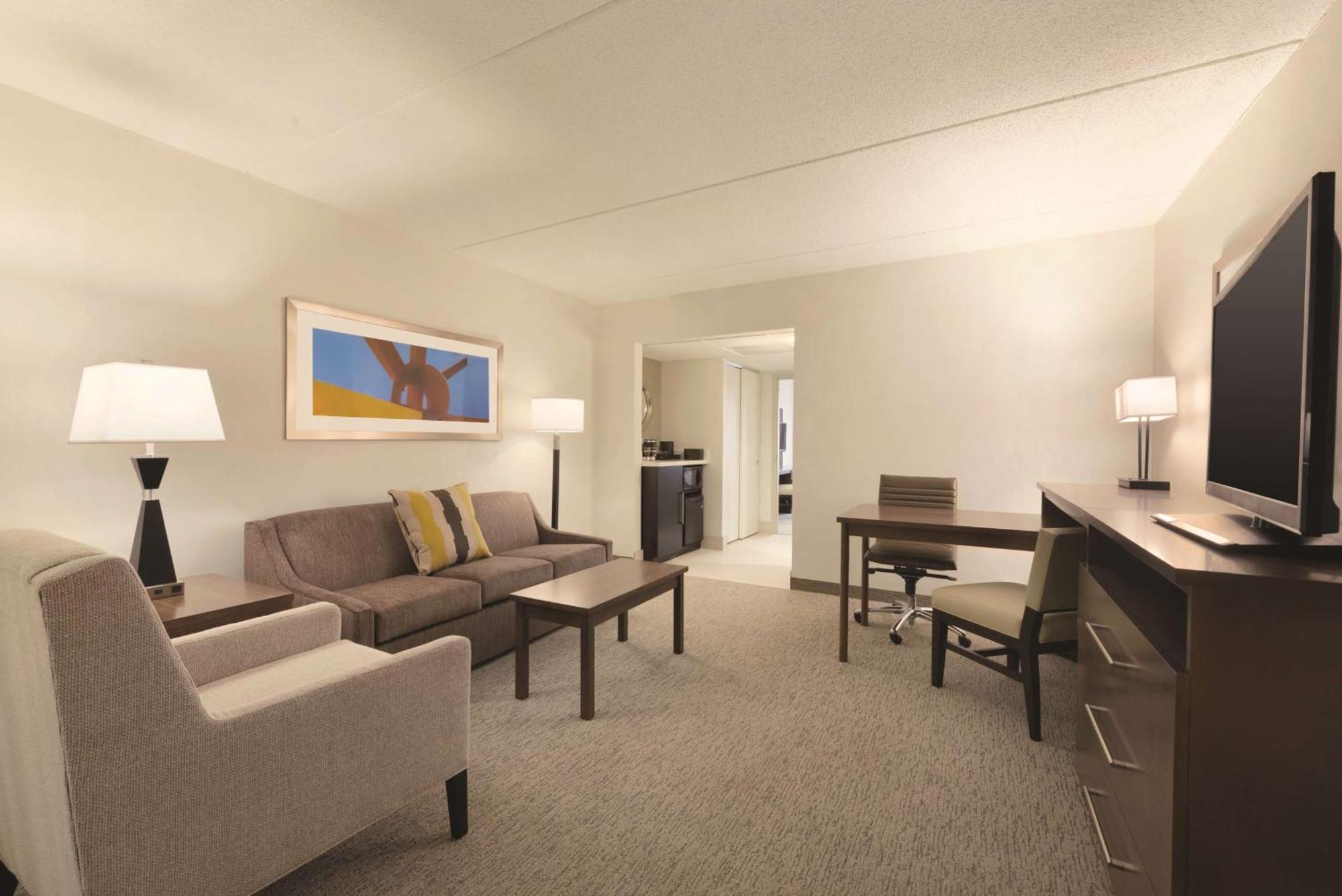 Embassy Suites By Hilton Milwaukee Brookfield Exterior foto